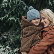 Mère et fils profitant d'une belle journée d'Hiver